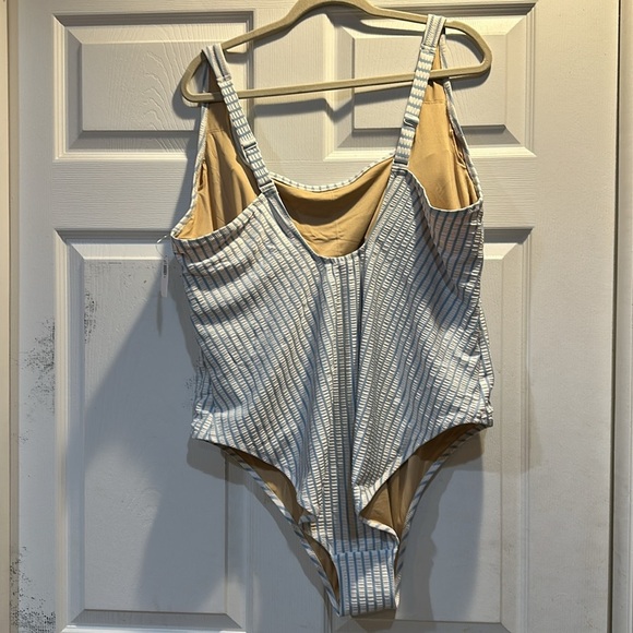 NWT! Old Navy Seersucker Square Neck One Piece Swimsuit 3X bathing suit - Picture 7 of 9